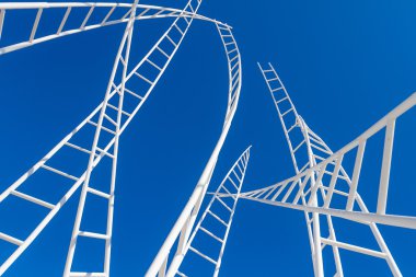 Beyaz merdivenler üzerinde mavi gökyüzü izole labirent