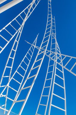 Beyaz merdivenler üzerinde mavi gökyüzü izole labirent