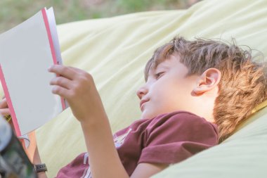 Açık n üzerine bir kitap okuma genç Avrupa çocuk çocuk portresi