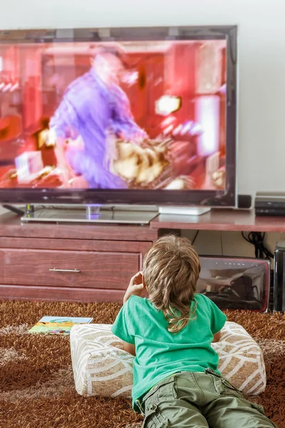 Fiatal fiú nézi otthon a tv beltéri portré — Stock Fotó