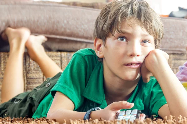 Indoor portret van een jonge jongen thuis tv-kijken — Stockfoto