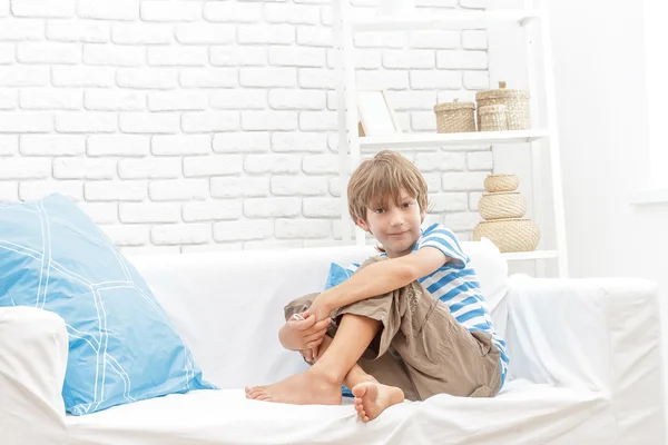 Retrato interior de niño pequeño en casa —  Fotos de Stock