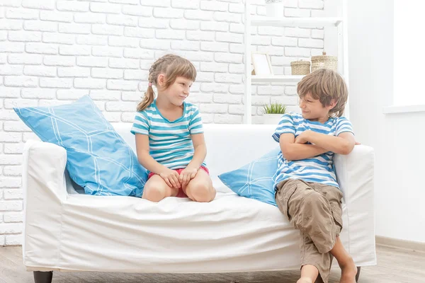 Retrato interior de dos niños pequeños, hermano y hermana, en casa — Foto de Stock