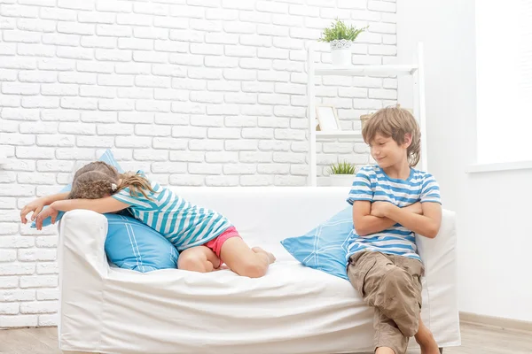 Innenporträt zweier kleiner Kinder, Bruder und Schwester, zu Hause — Stockfoto