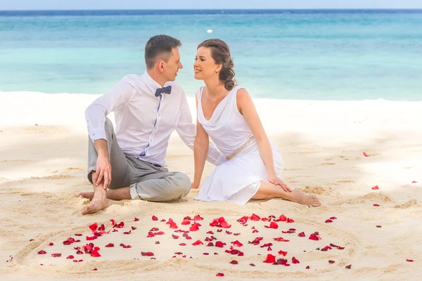 Bride and groom on their wedding day on natural tropical beach b — Stock Photo, Image