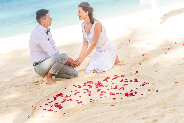 Bride and groom on their wedding day on natural tropical beach b — Stock Photo, Image