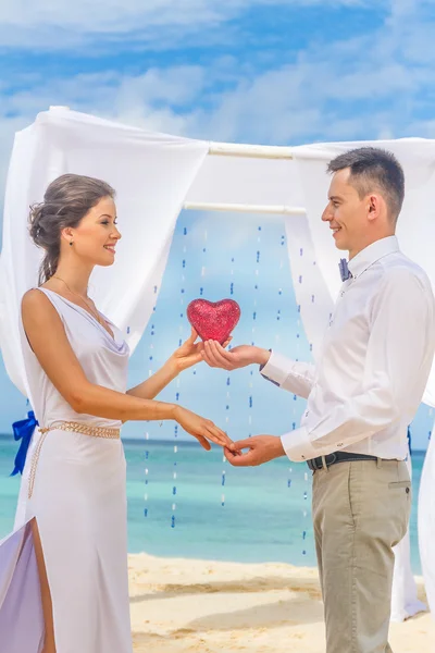 Bride and groom on their wedding day on natural tropical beach b — Stock Photo, Image