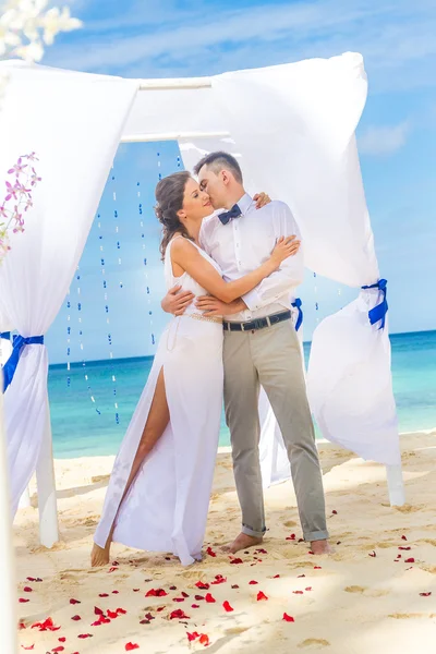 Bride and groom on their wedding day on natural tropical beach b — Stock Photo, Image