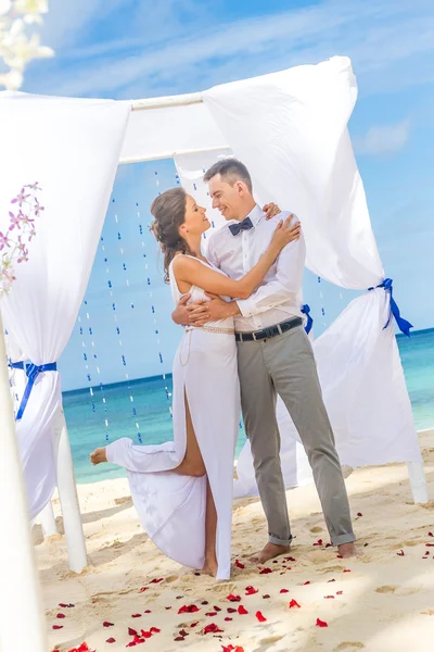 Braut und Bräutigam am Hochzeitstag am natürlichen tropischen Strand — Stockfoto