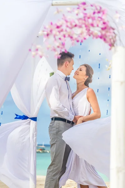 Braut und Bräutigam am Hochzeitstag am natürlichen tropischen Strand — Stockfoto