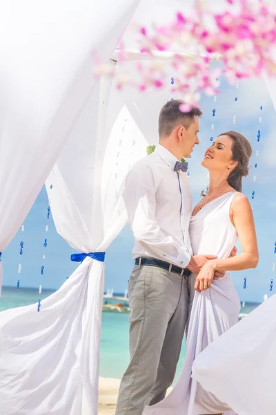 Nevěsta a ženich na jejich svatební den na přírodní tropické pláži b — Stock fotografie