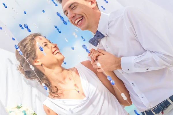 Braut und Bräutigam am Hochzeitstag am natürlichen tropischen Strand — Stockfoto