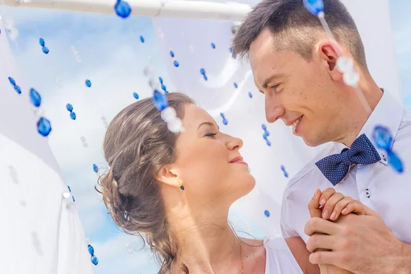 Bride and groom on their wedding day on natural tropical beach b — Stock Photo, Image