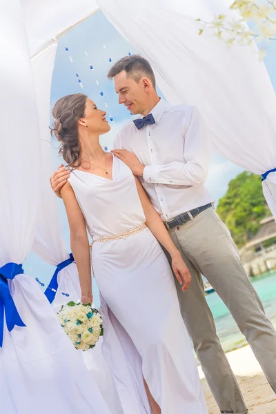 Bruden och brudgummen på deras bröllopsdag på naturlig tropisk strand b — Stockfoto