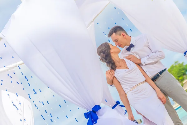 Bride and groom on their wedding day on natural tropical beach b — Stock Photo, Image