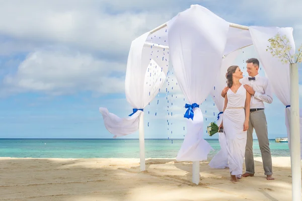 Braut und Bräutigam am Hochzeitstag am natürlichen tropischen Strand — Stockfoto