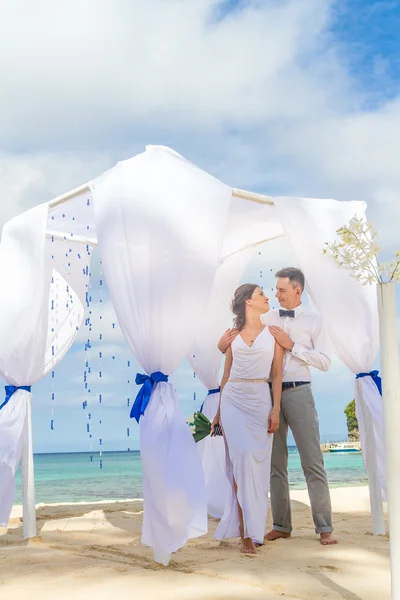 Braut und Bräutigam am Hochzeitstag am natürlichen tropischen Strand — Stockfoto