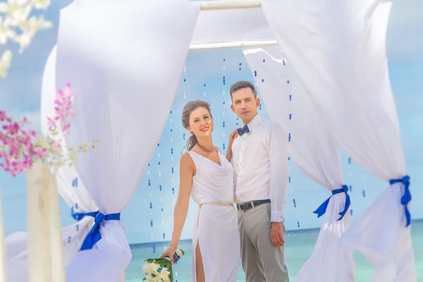 Noiva e noivo em seu dia de casamento na praia tropical natural b — Fotografia de Stock