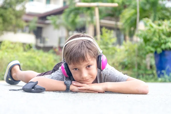 Fiatal kaukázusi fiú hallgató-hoz zene keresztül fejhallgató a természetes ba — Stock Fotó