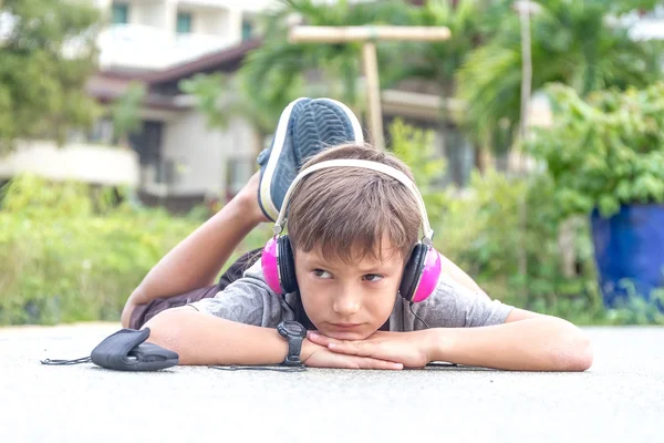 Καυκάσιος αγόρι ακρόαση μουσικής μέσω ακουστικών στο φυσικό ΒΑ — Φωτογραφία Αρχείου