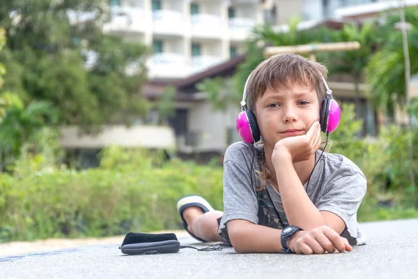 Fiatal kaukázusi fiú hallgató-hoz zene keresztül fejhallgató a természetes ba — Stock Fotó