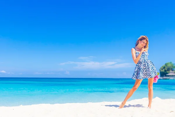 Retrato al aire libre de joven sonriente hermosa mujer disfrutando soleado — Foto de Stock