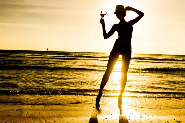 Mujer despreocupada bailando al atardecer en la playa. vacaciones vita —  Fotos de Stock