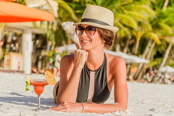 Femme insouciante dansant au coucher du soleil sur la plage. vacances vita — Photo