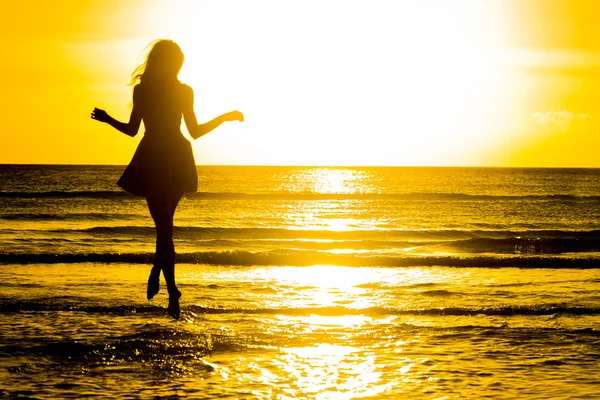 Ανέμελη γυναίκα που χορεύει στο ηλιοβασίλεμα στην παραλία. vita διακοπές — Φωτογραφία Αρχείου