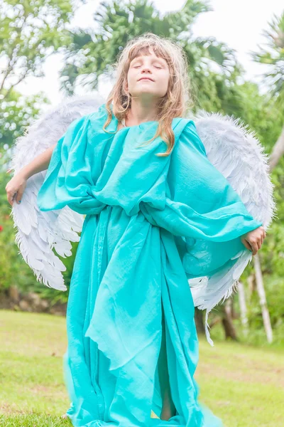 Ormandaki kapalı gözlü melek çocuk kız — Stok fotoğraf