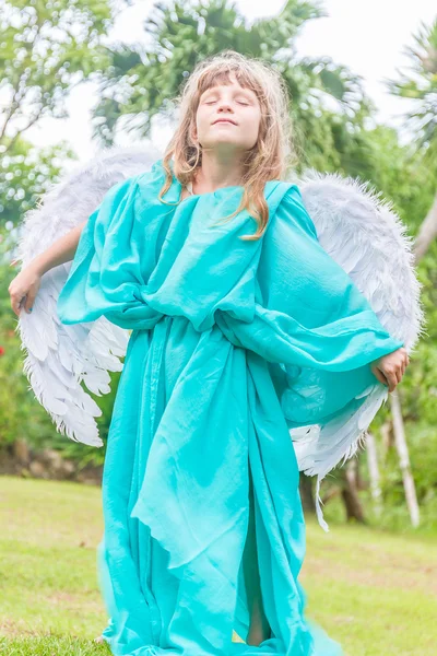 Anjo crianças menina com olhos fechados na floresta — Fotografia de Stock