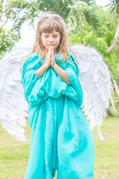 Ange enfants fille avec les yeux fermés dans la forêt — Photo