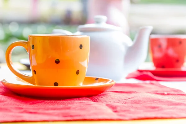 Dos tazas de té brillantes para el desayuno en la cafetería al aire libre — Foto de Stock