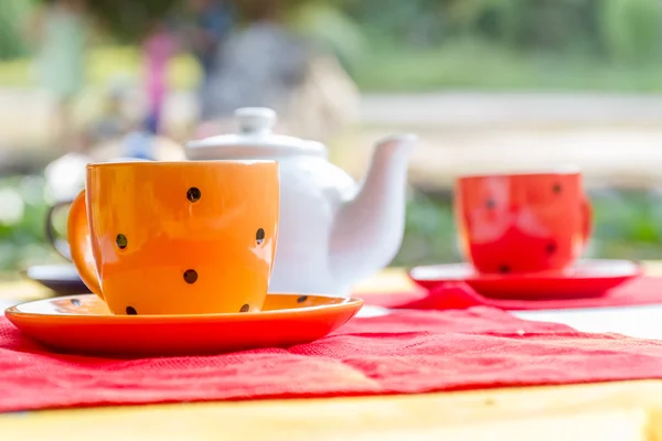 Dos tazas de té brillantes para el desayuno en la cafetería al aire libre — Foto de Stock