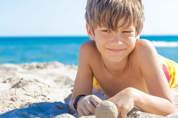 Außenporträt eines jungen europäischen Jungen, der den Sommer genießt — Stockfoto