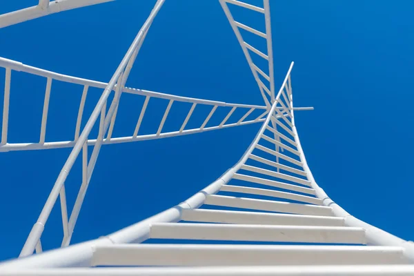 Labyrinth weißer Leitern über blauem Himmel — Stockfoto