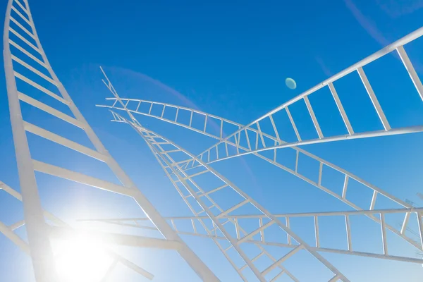 Labyrinth weißer Leitern über blauem Himmel — Stockfoto