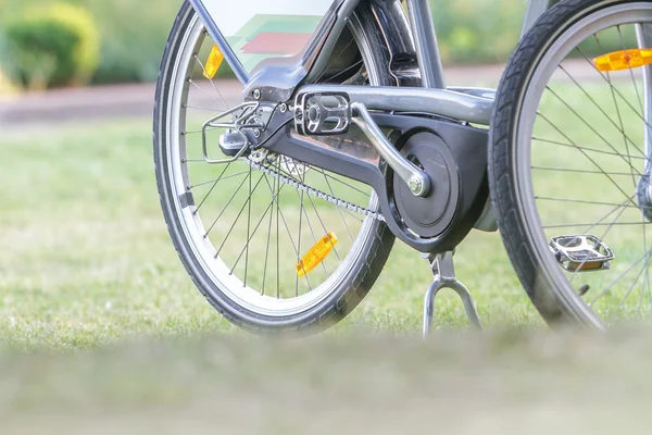 Крупный план велосипедного колеса на естественном зеленом фоне — стоковое фото