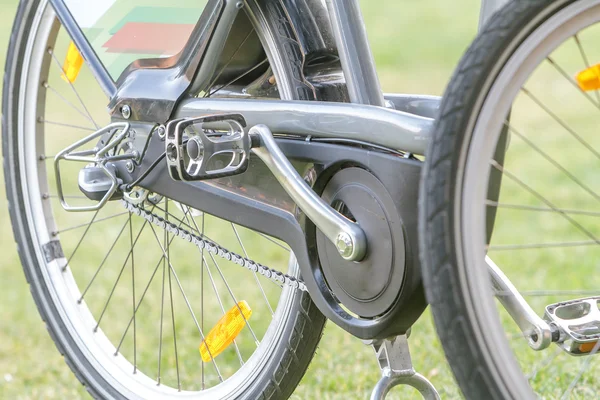 Close-up de roda de bicicleta no fundo verde natural — Fotografia de Stock