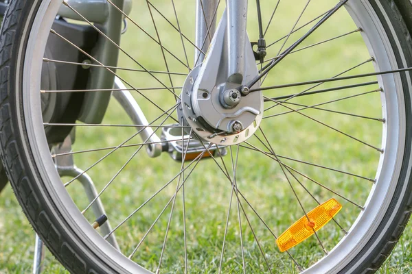 Primer plano de la rueda de bicicleta sobre fondo verde natural — Foto de Stock