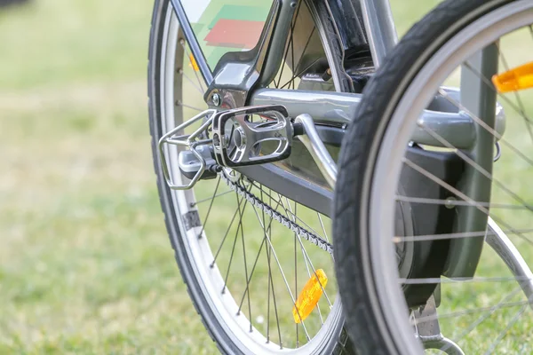 Close-up de roda de bicicleta no fundo verde natural — Fotografia de Stock