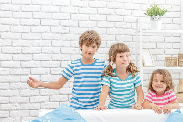 Indoor portrait of young happy smiing children, kids, boy and gi — Stock Photo, Image