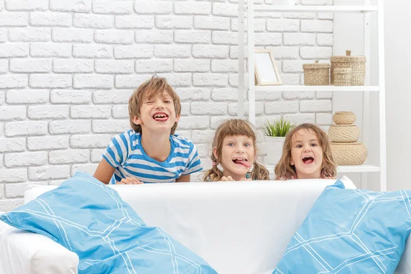 若い幸せ smiing 子供、子供、男の子と gi の屋内ポートレート — ストック写真
