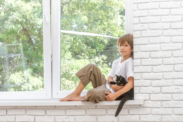 Retrato interior de joven niño feliz herradura con poco blac —  Fotos de Stock