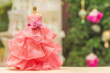 İç Dekorasyon öğesi olarak oyuncak Pembe gelinlik