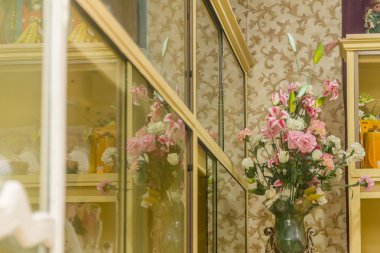 arka plan bulanık üzerinde yapay sahte çiçek buketi