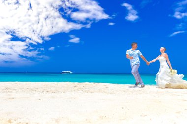 beach düğün t mutlu gelin ve Damat Düğün gününde, açık