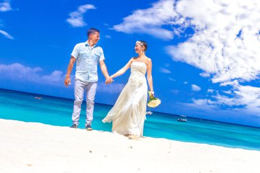 beach düğün t mutlu gelin ve Damat Düğün gününde, açık
