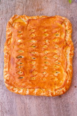 elmalı turta bir doğal ahşap arka plan üzerinde kapat