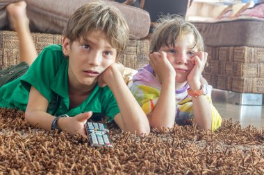 iki genç çocuk evde TV izlerken